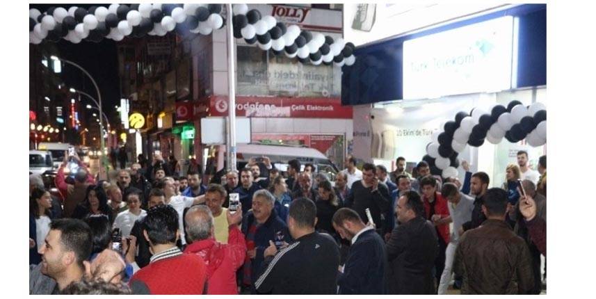 Trabzon'da İphone 8'e horonlu türkülü kutlama 3