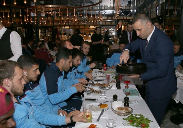 Trabzonspor'da yönetim ve futbolcular buluştu 14