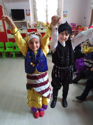 Zehra Kitapçıoğlu Anaokulu öğrencileri Trabzon'un kutuluş yıldönümünü kutladı 13