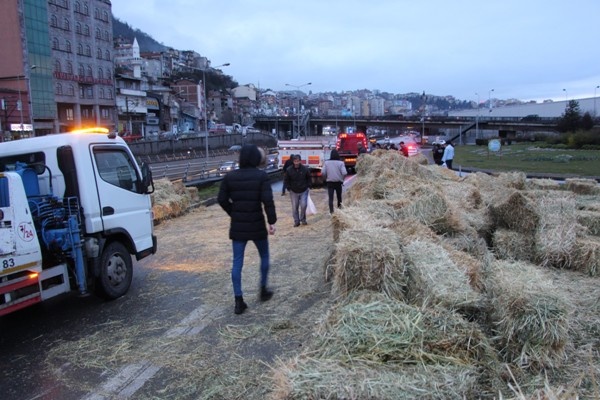Trabzon'da saman yüklü kamyon devrildi 7