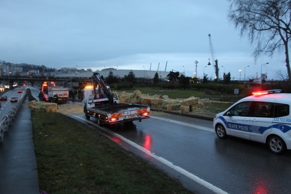 Trabzon'da saman yüklü kamyon devrildi 3