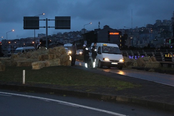 Trabzon'da saman yüklü kamyon devrildi 4