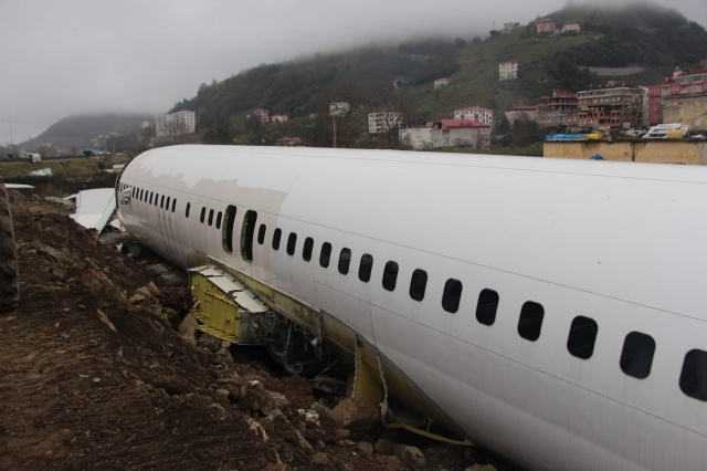Trabzon'da pistten çıkan uçak şimdi bu halde 11