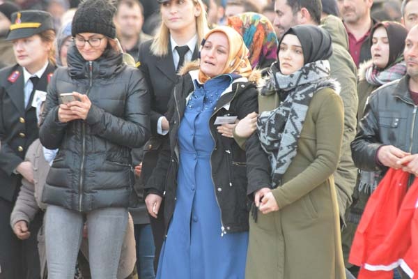 Gümüşhaneli şehidin cenazesi uçakla Trabzon'a getirildi 10
