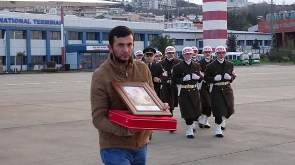 Gümüşhaneli şehidin cenazesi uçakla Trabzon'a getirildi 7