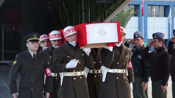 Gümüşhaneli şehidin cenazesi uçakla Trabzon'a getirildi 9