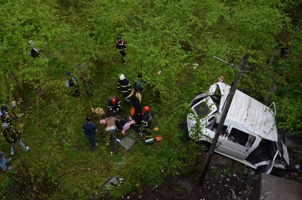 İşçileri taşıyan minibüs fındık bahçesine uçtu - 7 yaralı 14