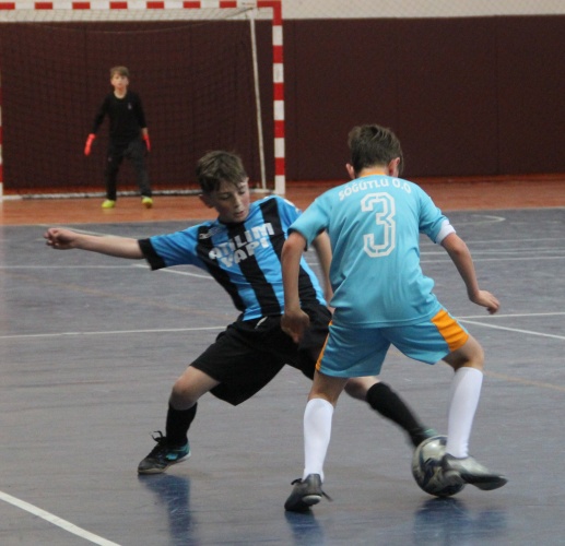 Trabzon'da futsal turnuvasında miniklerin rekabeti nefes kesti 12