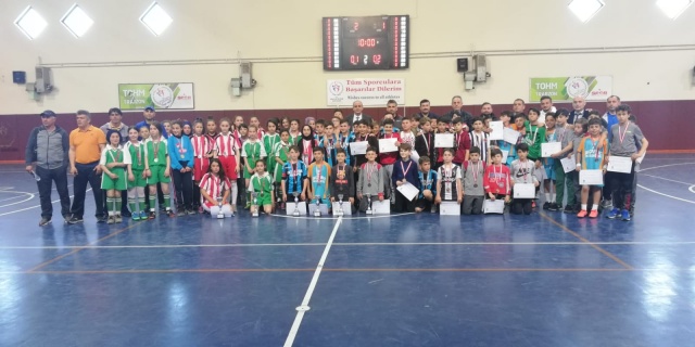 Trabzon'da futsal turnuvasında miniklerin rekabeti nefes kesti 1