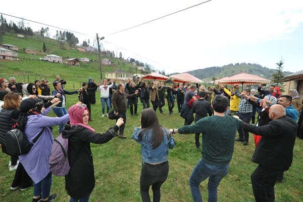 Trabzon'un Mor yaylasına ziyaretçi akını 8