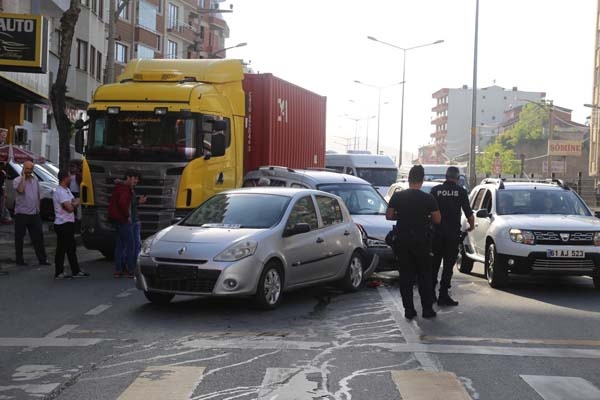 Trabzon’da kaza – 1 tır 3 otomobil… 2