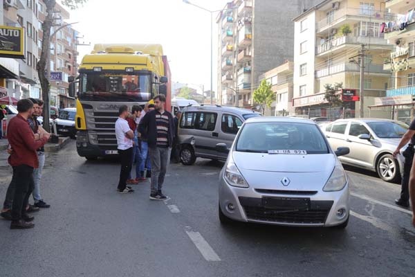 Trabzon’da kaza – 1 tır 3 otomobil… 7