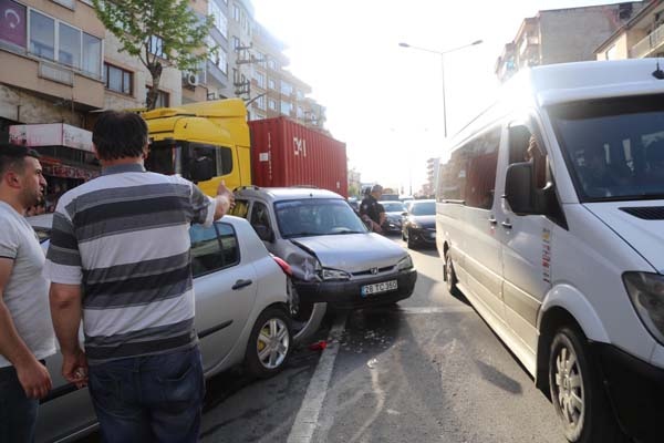 Trabzon’da kaza – 1 tır 3 otomobil… 6