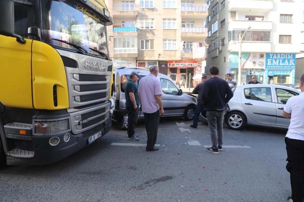 Trabzon’da kaza – 1 tır 3 otomobil… 5