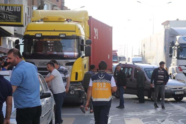 Trabzon’da kaza – 1 tır 3 otomobil… 4
