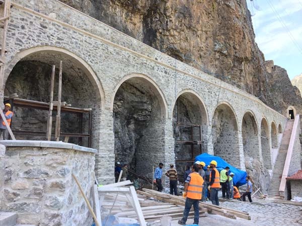 Sümela Manastırı'nda 200 metre dik yamaçta tek tek temizlediler 16