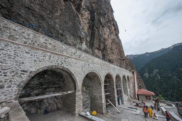 Sümela Manastırı'nda 200 metre dik yamaçta tek tek temizlediler 20
