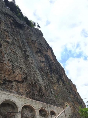 Sümela Manastırı'nda 200 metre dik yamaçta tek tek temizlediler 21