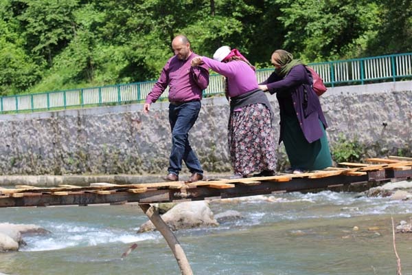 Trabzon'da mahallelinin köprü çilesi 2
