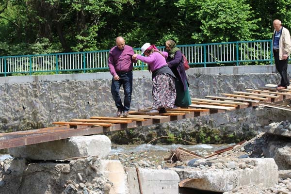 Trabzon'da mahallelinin köprü çilesi 3