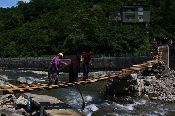 Trabzon'da mahallelinin köprü çilesi 4