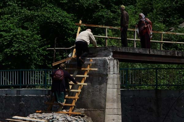 Trabzon'da mahallelinin köprü çilesi 6