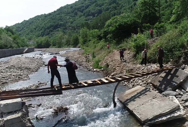 Trabzon'da mahallelinin köprü çilesi 12