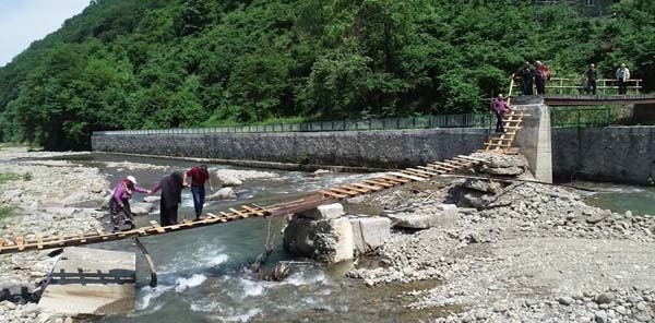 Trabzon'da mahallelinin köprü çilesi 13