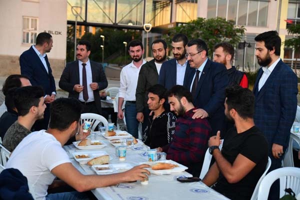 Başkan Genç, öğrencilerle birlikte iftarını açtı 5