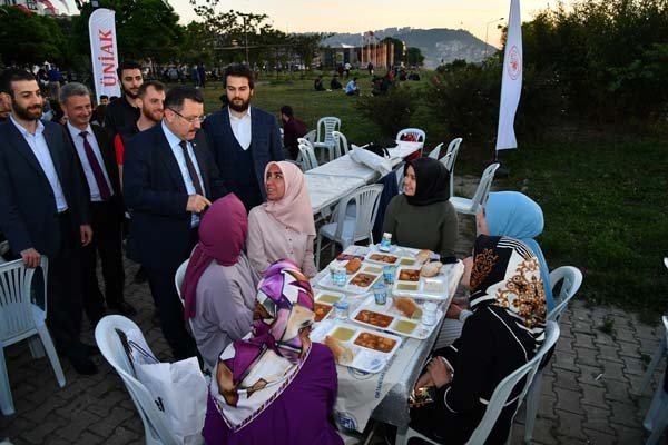 Başkan Genç, öğrencilerle birlikte iftarını açtı 14