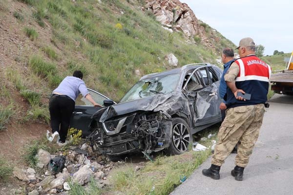 Trabzon'dan Sivas'a giderken kaza - 4 yaralı 2