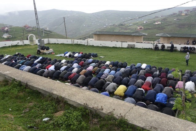Kadırga'daki üstü açık camide ilk cuma namazı kılındı 25