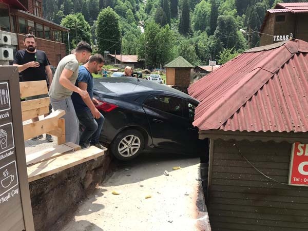 Trabzon plakalı otomobil eve girdi 2