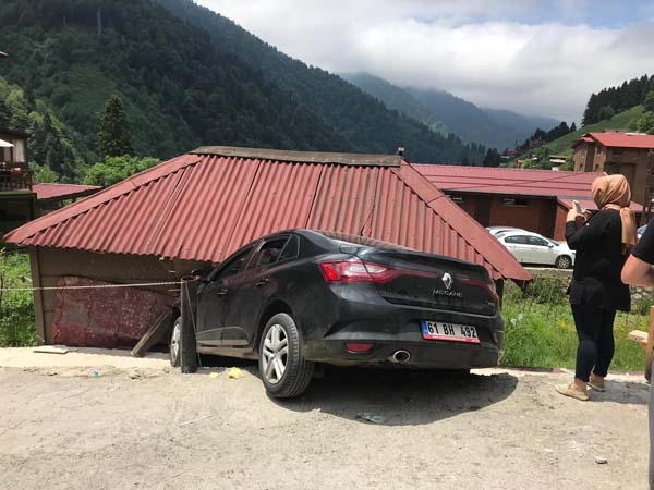 Trabzon plakalı otomobil eve girdi 5