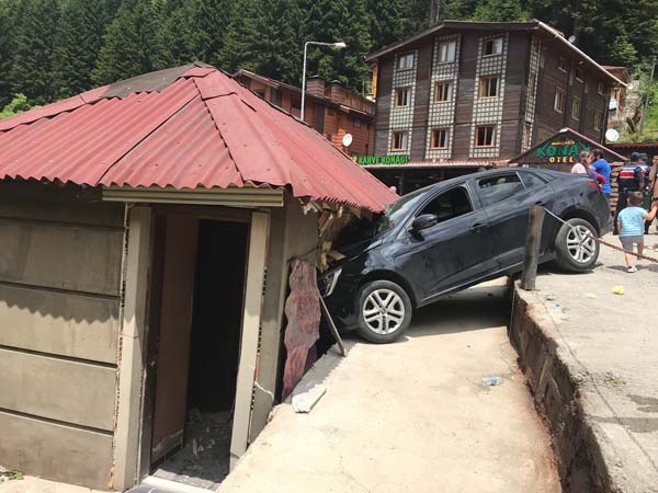 Trabzon plakalı otomobil eve girdi 4
