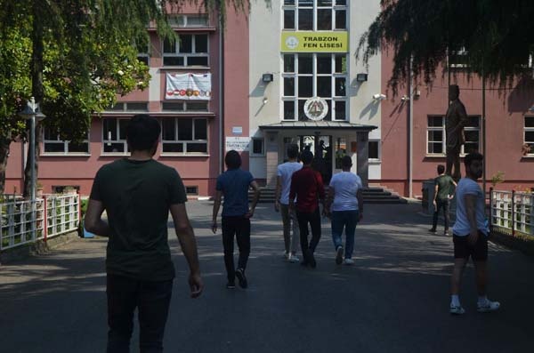 Trabzon'da sınava geç kalanlar alınmadı 4