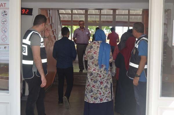 Trabzon'da sınava geç kalanlar alınmadı 6