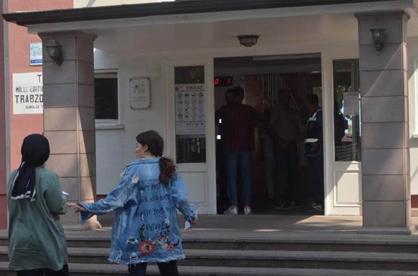 Trabzon'da sınava geç kalanlar alınmadı 5