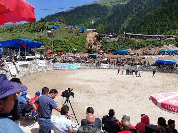 Boğa güreşlerinde onu hakemler bile arenadan uzaklaştıramadı 11