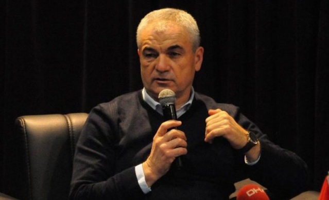 Eski Trabzonspor teknik direktörü eşinden boşandı 2