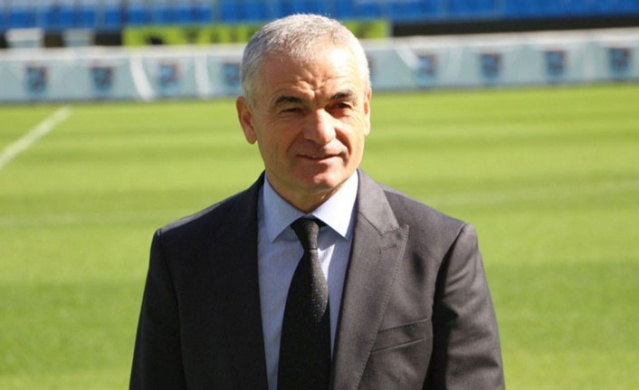 Eski Trabzonspor teknik direktörü eşinden boşandı 3