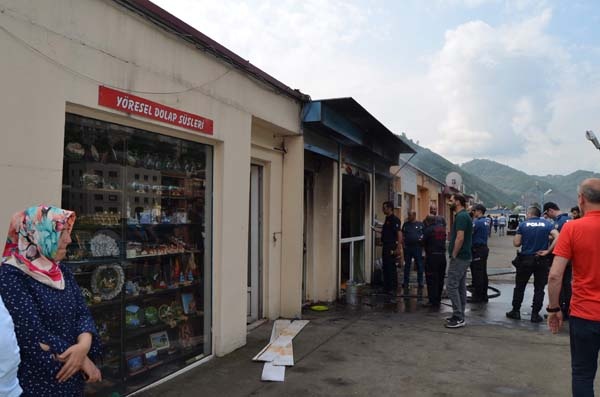 Trabzon'da hediyelik eşya dükkanı alevlere teslim oldu 6