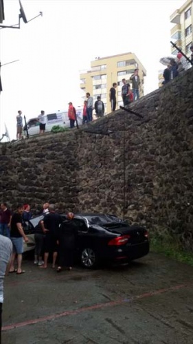 Trabzon'da araç bahçeye uçtu 3