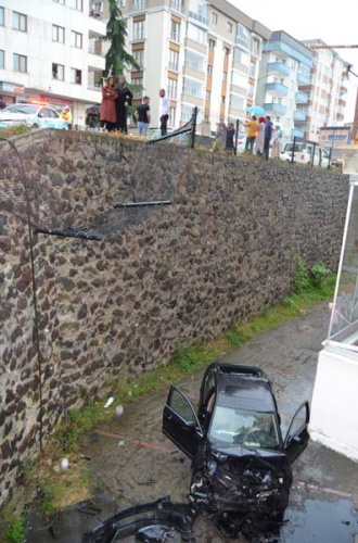 Trabzon'da araç bahçeye uçtu 15