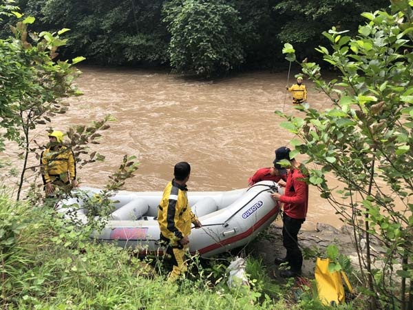 Araklı'da selde kaybolan 3 kişi aranıyor 4