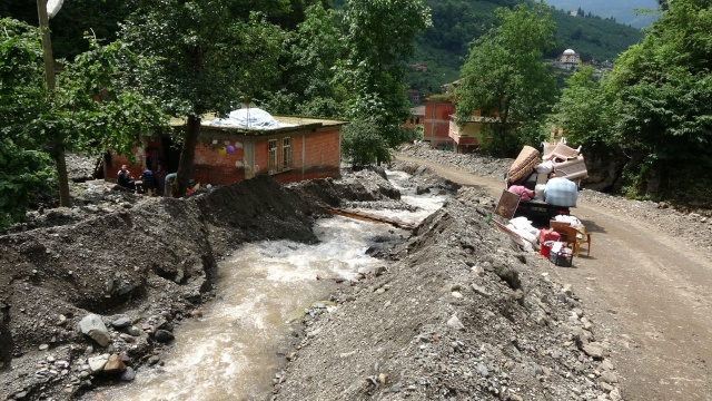 Araklı’da selin vurduğu mahalle boşaltılıyor! 13