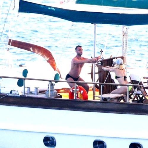 Cicişler futbolcularla teknede yakalandı! 2