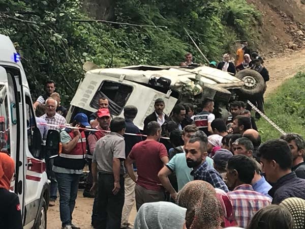 Giresun'da minibüs şarampole yuvarlandı - 6 Ölü 5 yaralı 8