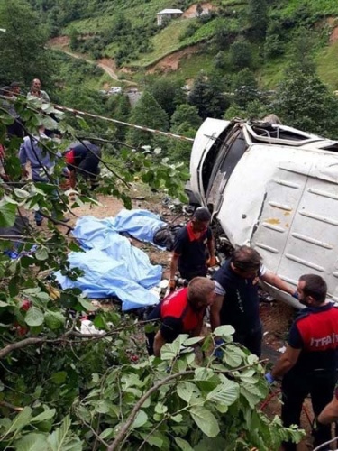 Giresun'da minibüs şarampole yuvarlandı - 6 Ölü 5 yaralı 9