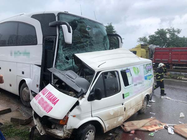 Trabzon plakalı yolcu otobüsü kaza yaptı - Ölü ve yaralılar var 3